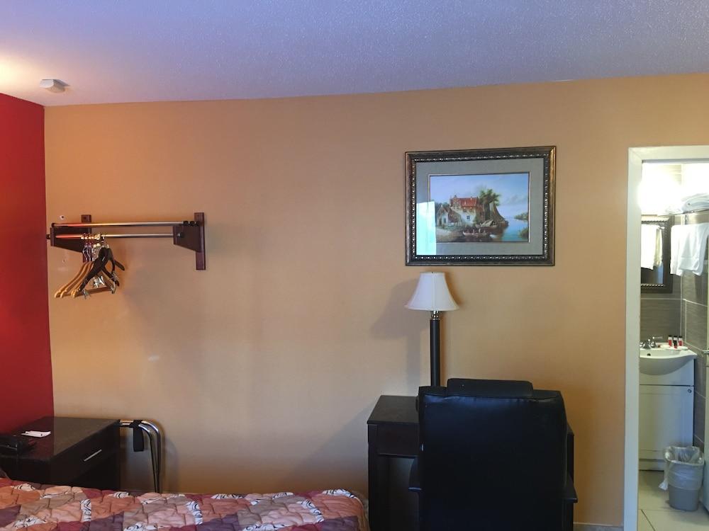 Travelodge by Wyndham Bay Shore Long Island photo 15