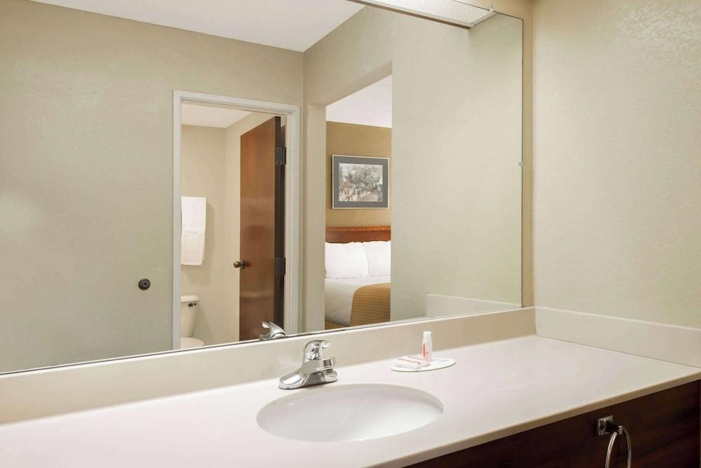 Days Inn by Wyndham Norton photo 12