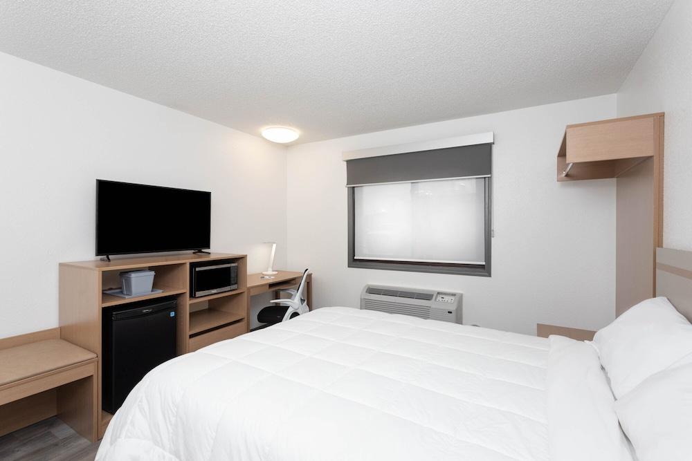 Travelodge by Wyndham Elkhart photo 8
