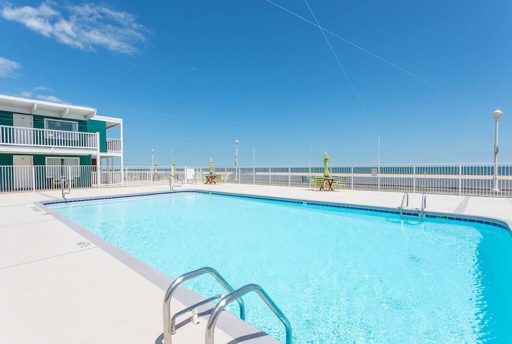 Fish Tales Boardwalk Inn photo 23