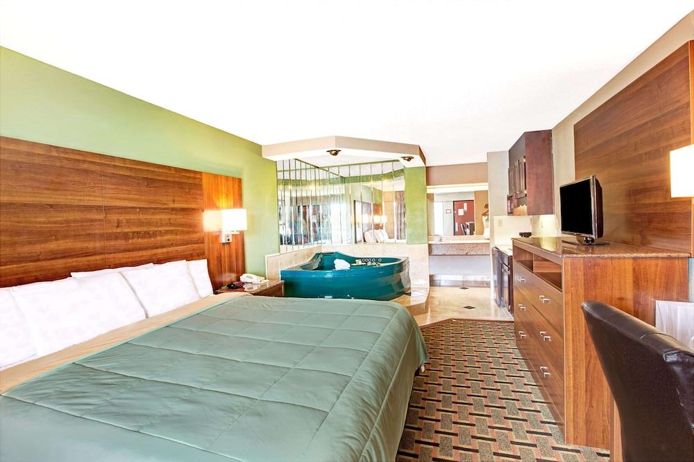Days Inn by Wyndham Conover-Hickory photo 35