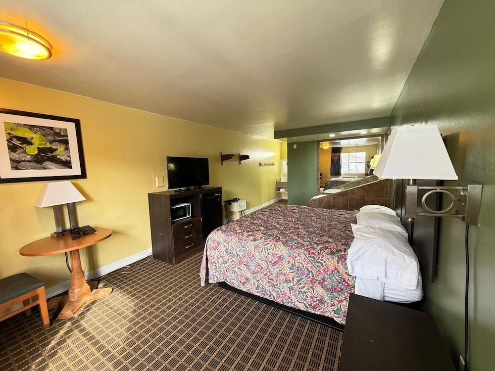 Relax Inn photo 36