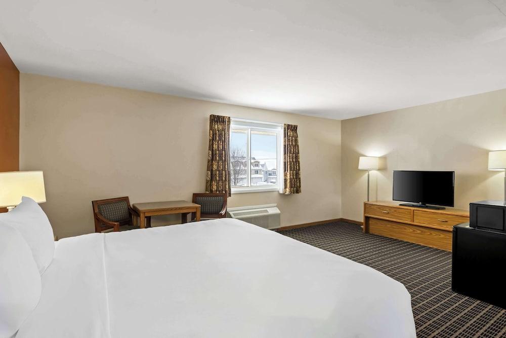 Econo Lodge Manistee photo 28