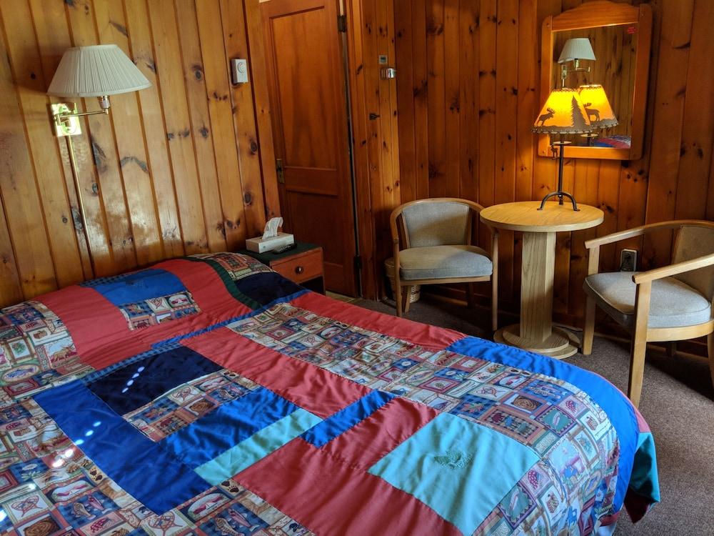 Pine Tree Motel & Cabins photo 13