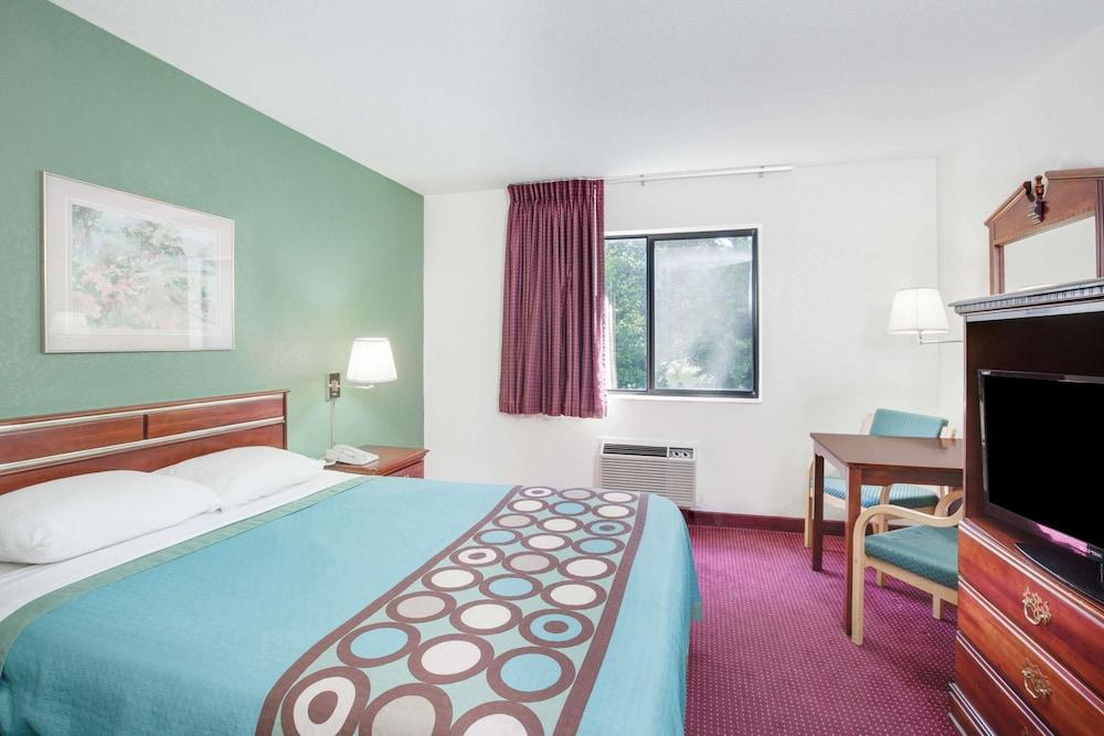 Super 8 by Wyndham Kennett photo 7