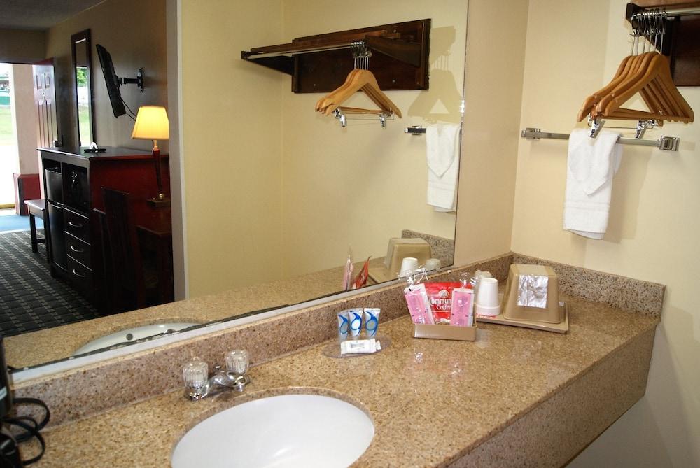Red Carpet Inn photo 33