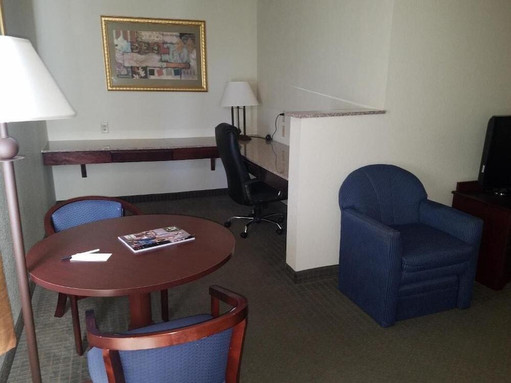 HomeTown Hotel Bryant photo 16