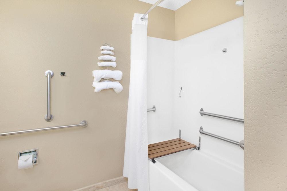 Microtel Inn & Suites By Wyndham Clear Lake photo 13