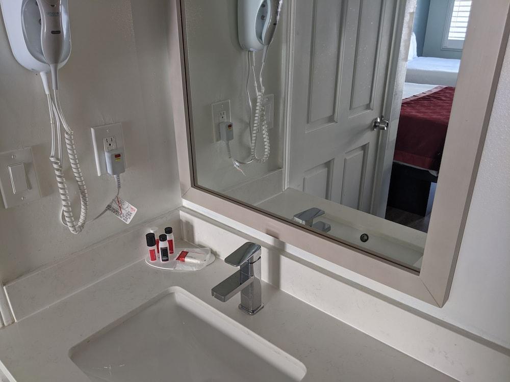 Ramada Limited Redondo Beach photo 25