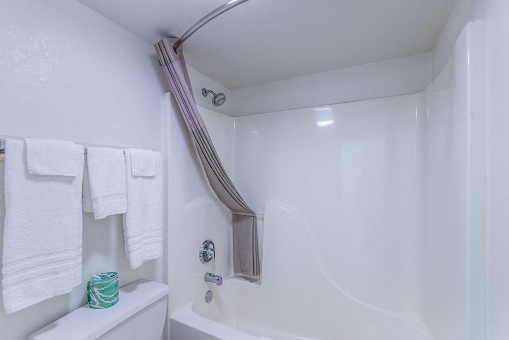 Motel 6 Cleveland, TX photo 10
