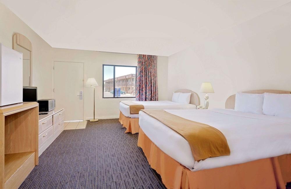 Knights Inn Page photo 13