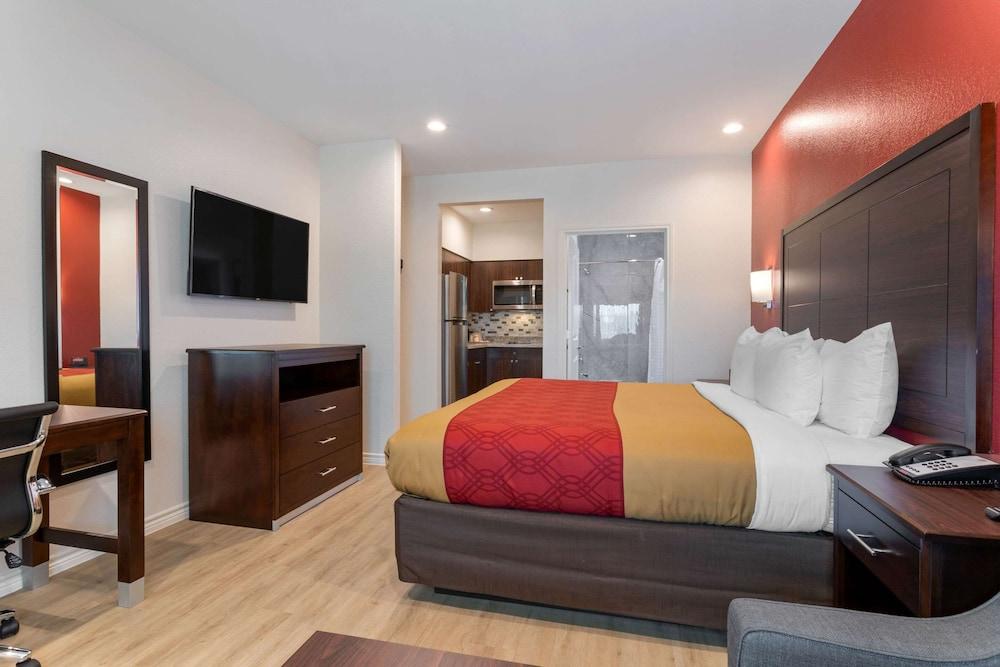 Econo Lodge Houston Northwest - Cypress photo 9