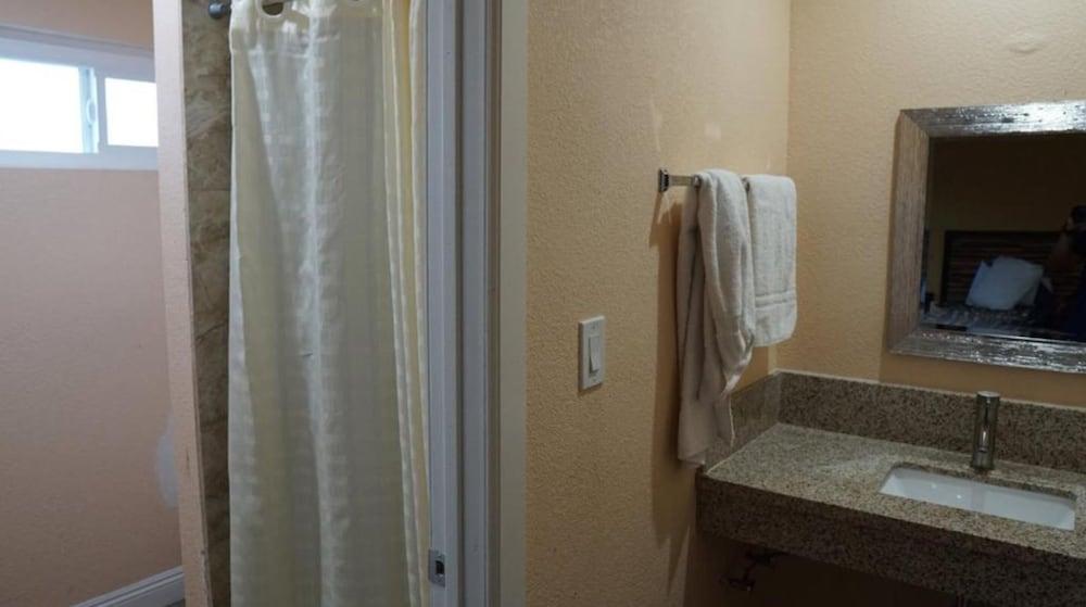 Holly Crest Hotel - Los Angeles, LAX Airport photo 10