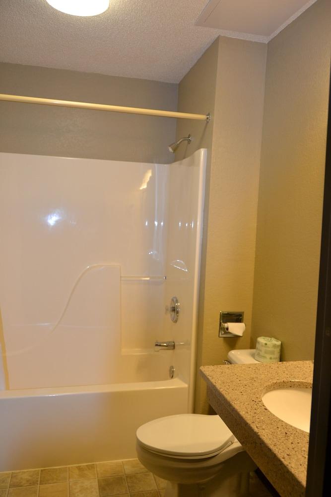 Carrington Inn & Suites photo 5