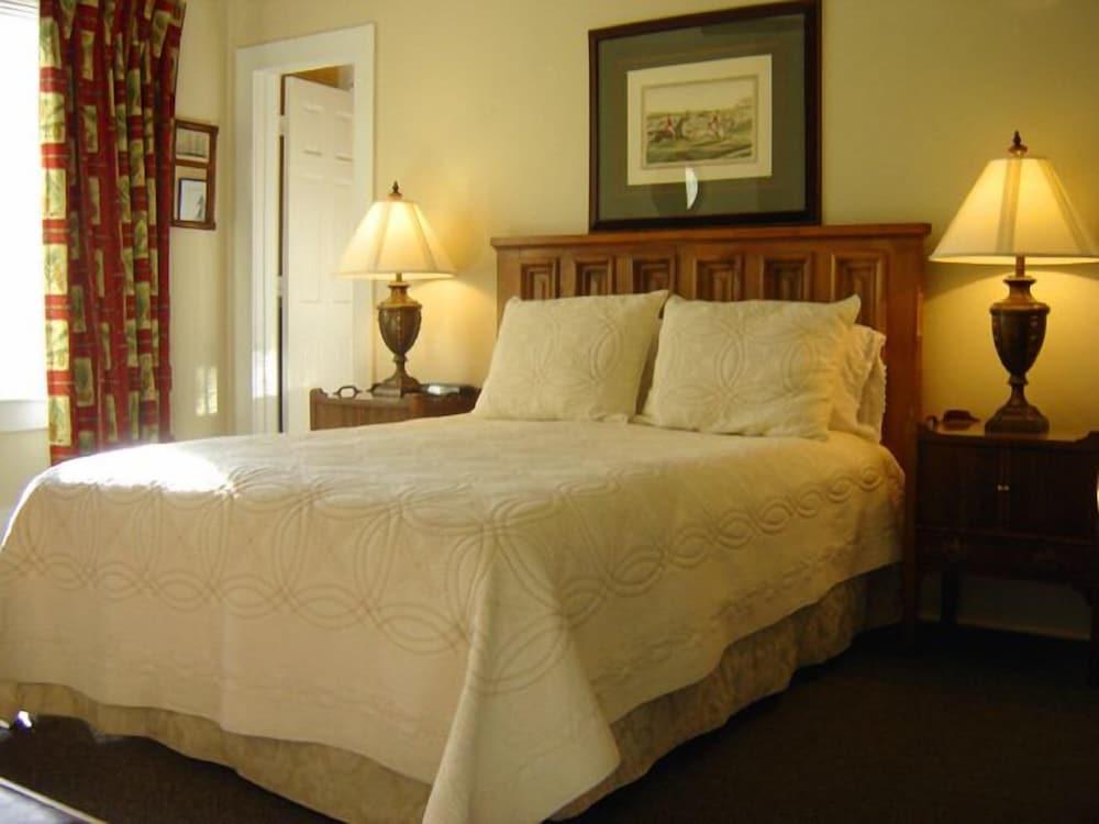 Carriage House Inn photo 16