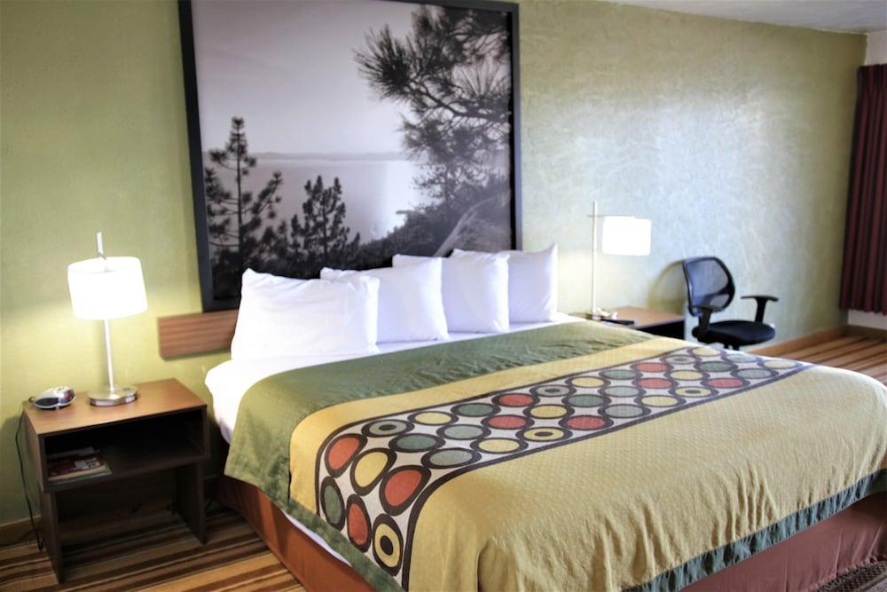 Super 8 by Wyndham Wells photo 10