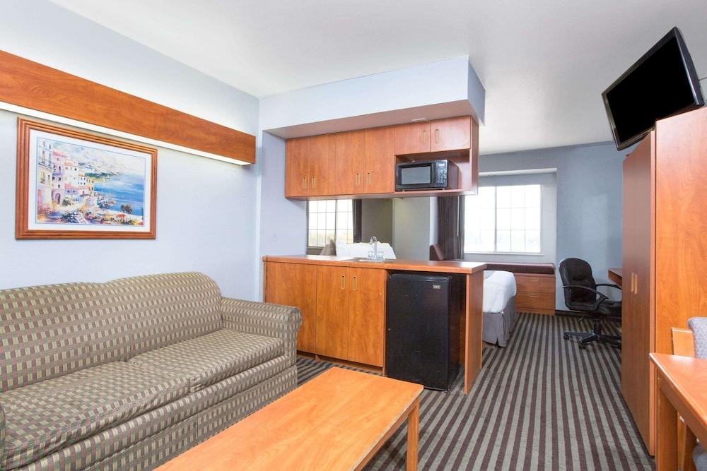 Microtel Inn & Suites by Wyndham Garland/Dallas photo 7