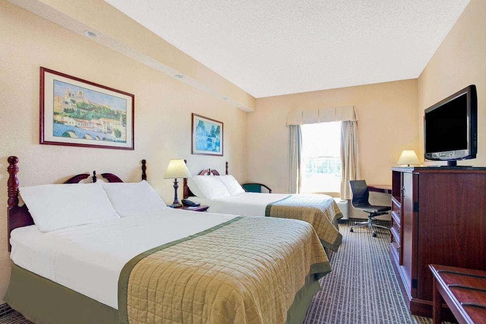 Baymont by Wyndham Pearl photo 5