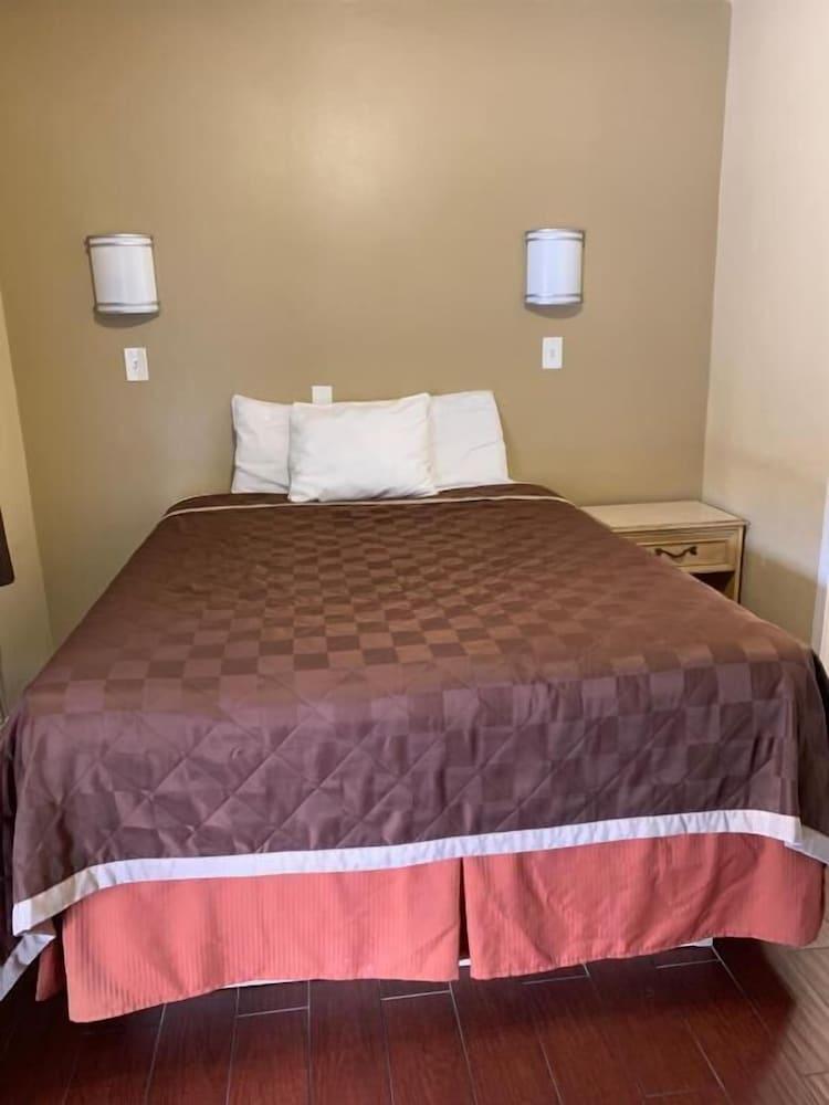 Sunlight Motel photo 16
