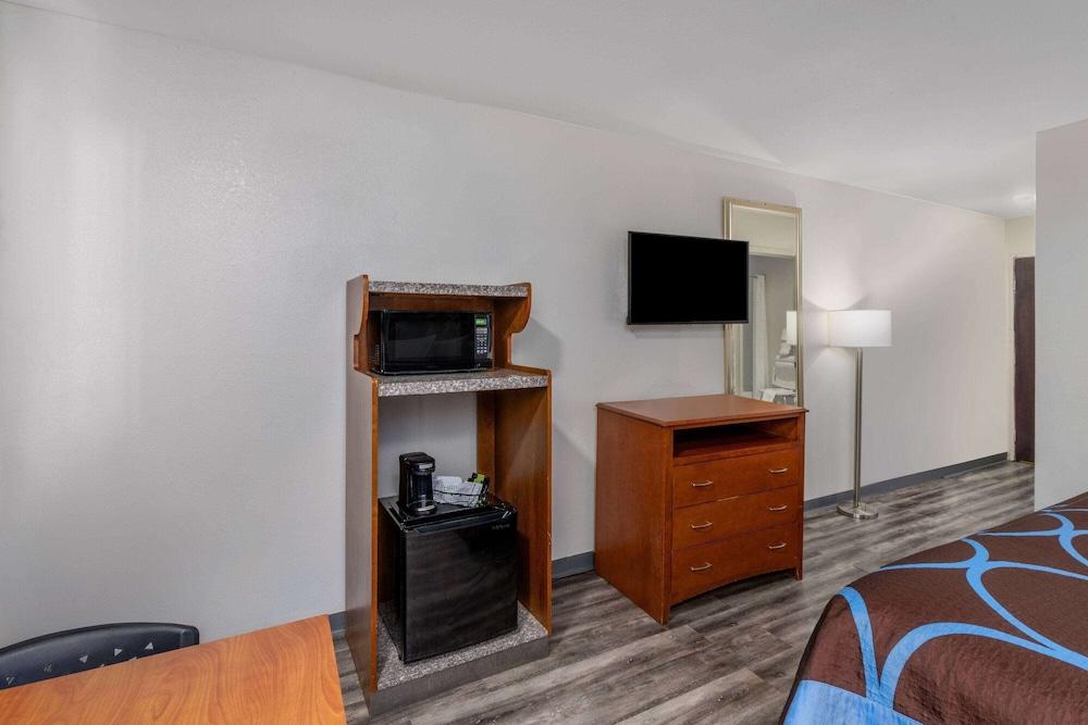 Super 8 by Wyndham Clayton photo 5