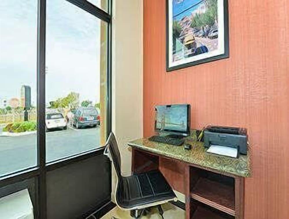 Super 8 by Wyndham Vallejo/Napa Valley photo 32
