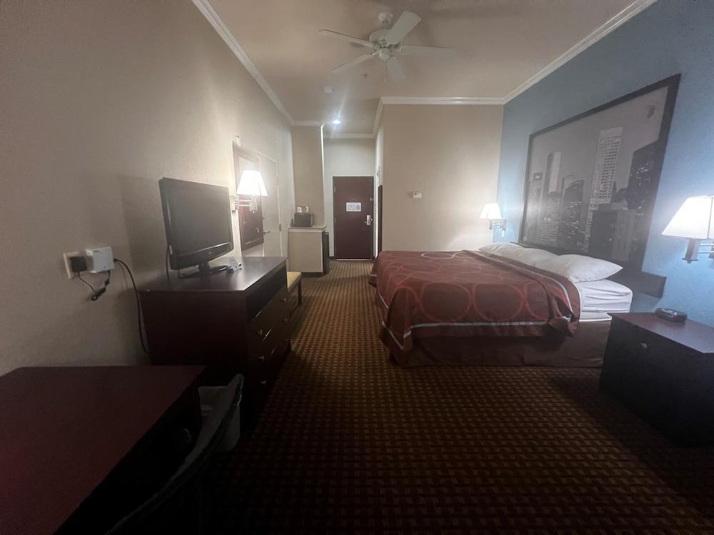 Super 8 by Wyndham IAH West/Greenspoint photo 30