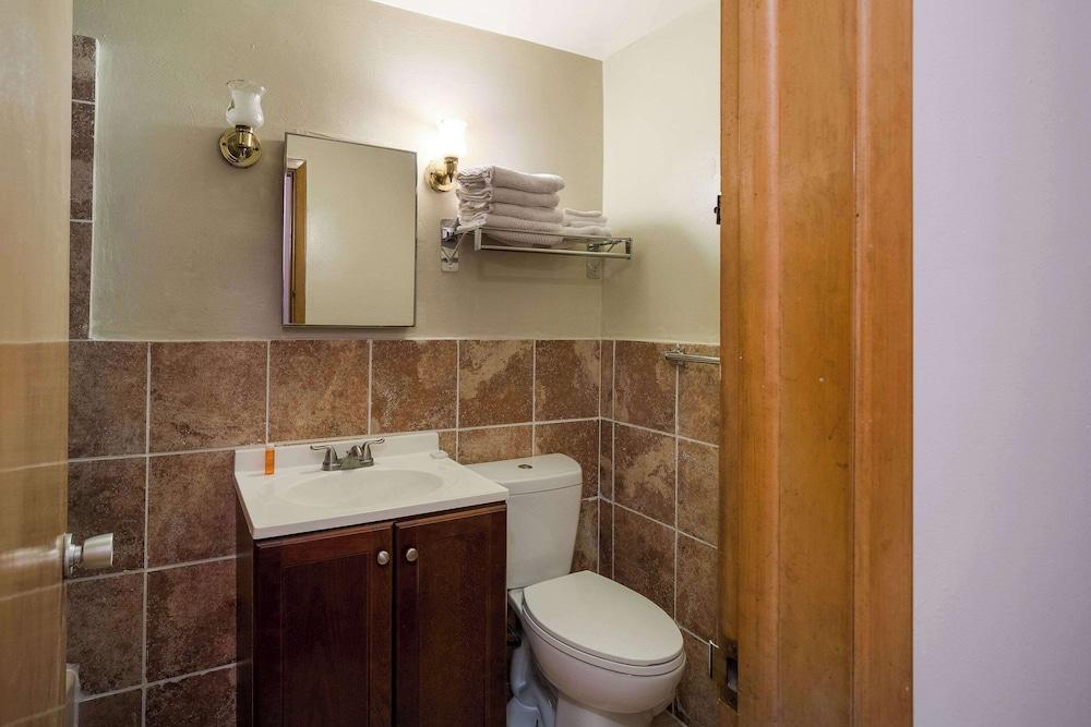 Rodeway Inn photo 26