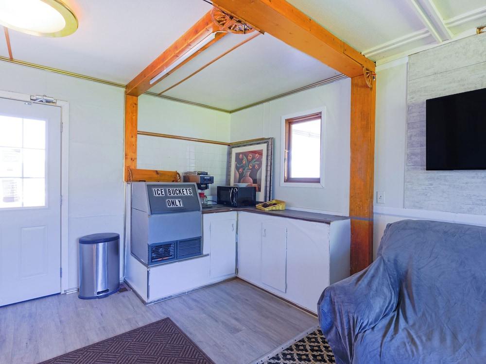 Country Hearth Inn & Suites By OYO Sturgis photo 5