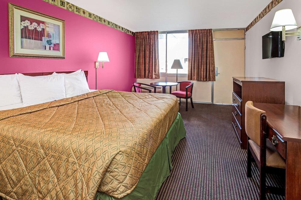 Days Inn by Wyndham York Alabama photo 3