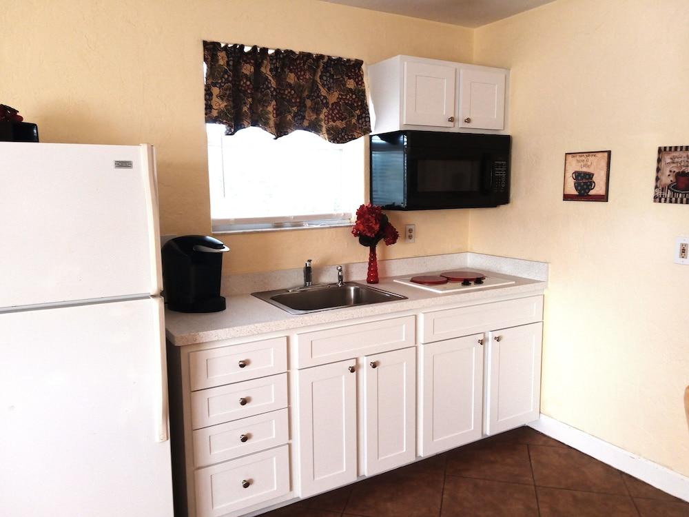 Swashbuckler Motel photo 7