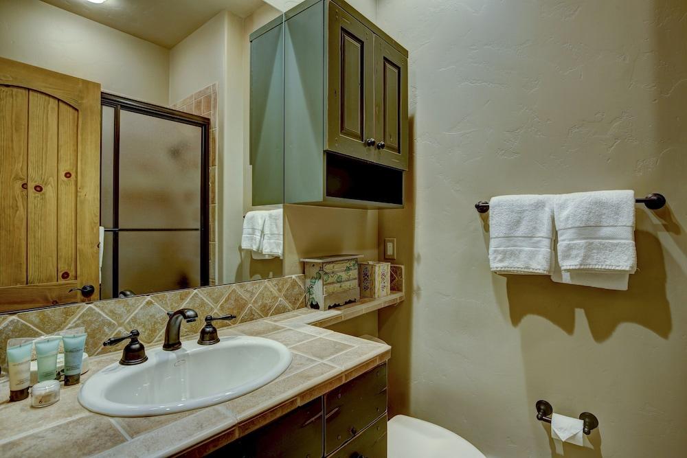 Snowberry by Elevation Accommodations photo 13