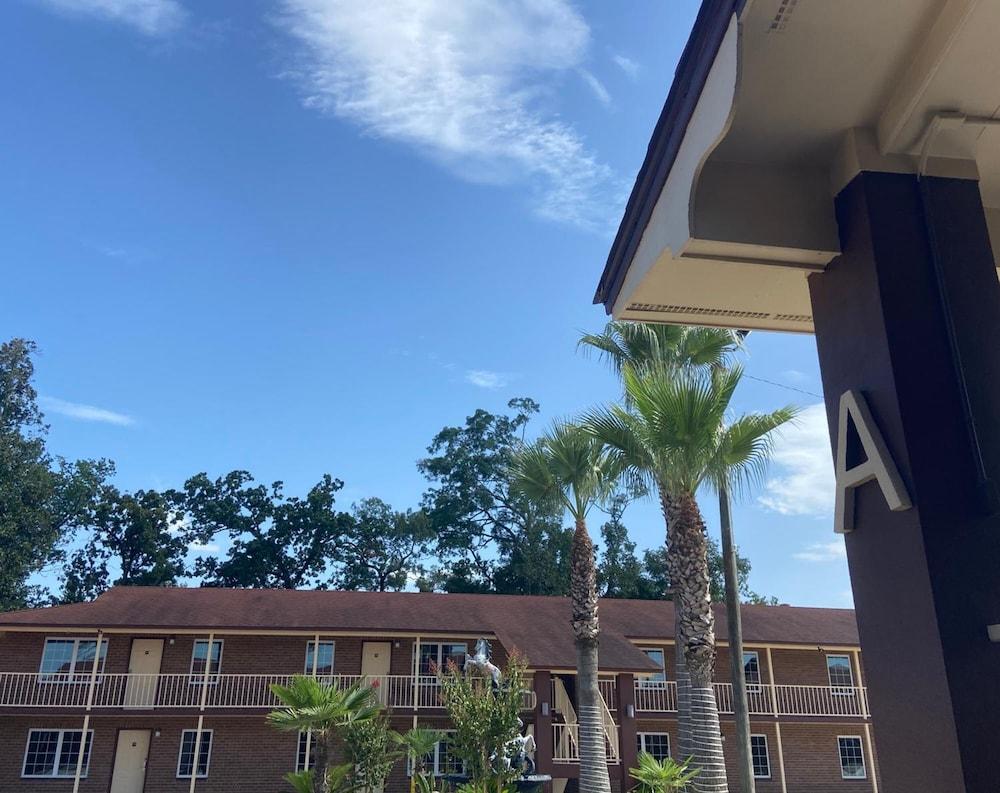 Savannah Inn and Suites photo 13