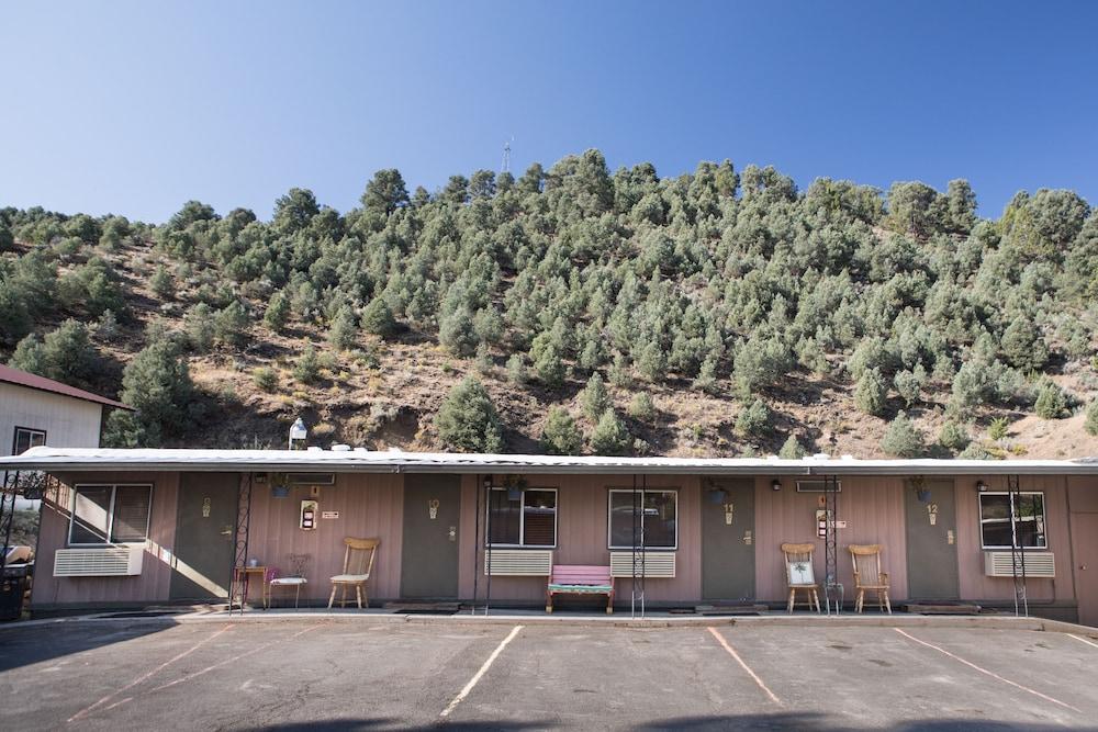 Cozy Mountain Motel  photo 1