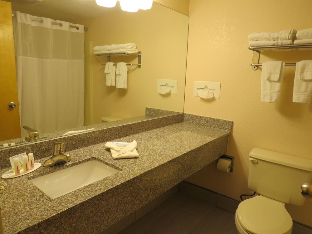 Days Inn by Wyndham Hillsdale photo 12