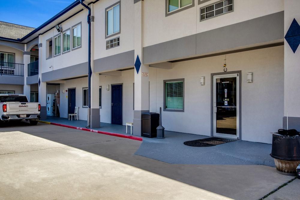 Executive Inn & Suites photo 8