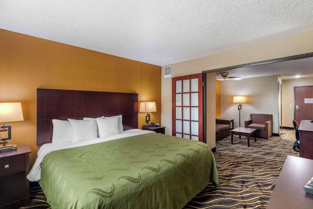 Quality Suites Addison - Dallas photo 8