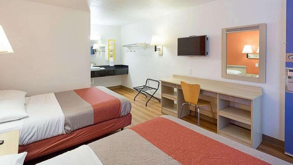 Super 6 Inn & Suites Baton Rouge photo 6