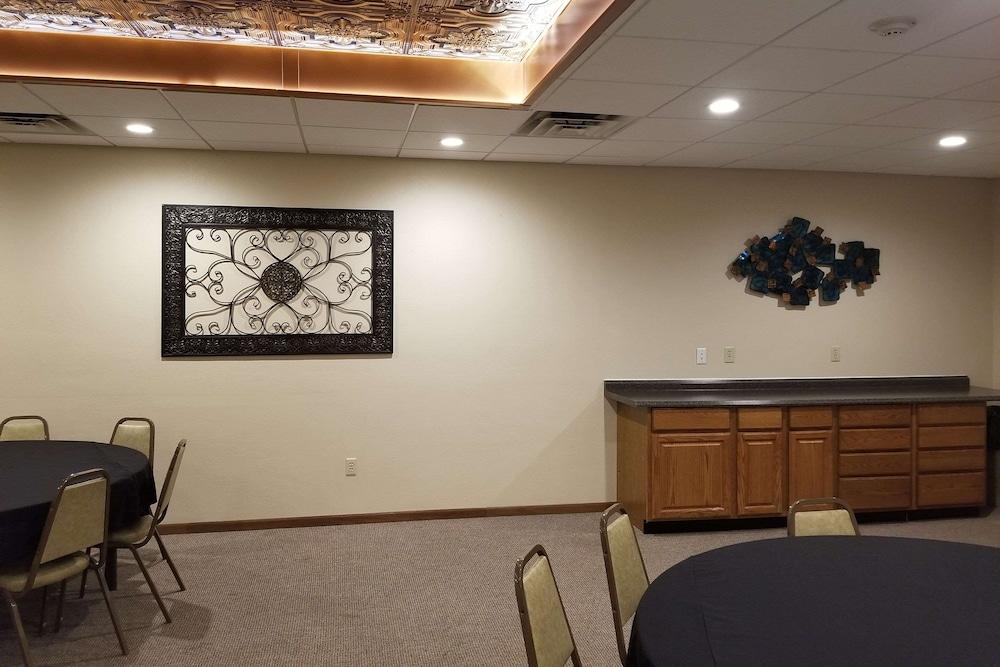 Econo Lodge Valley City photo 40