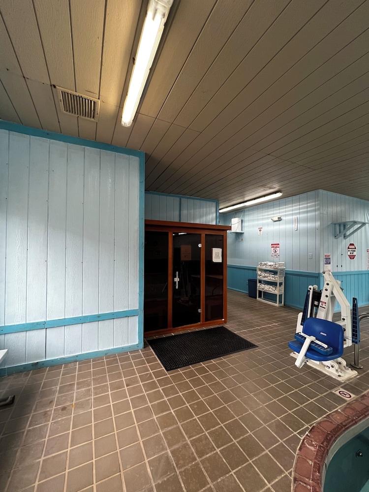 Magnuson Hotel Country Inn photo 38