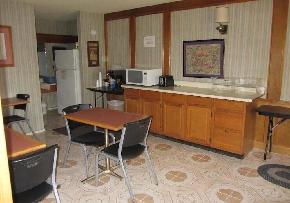 Parkway Inn photo 8