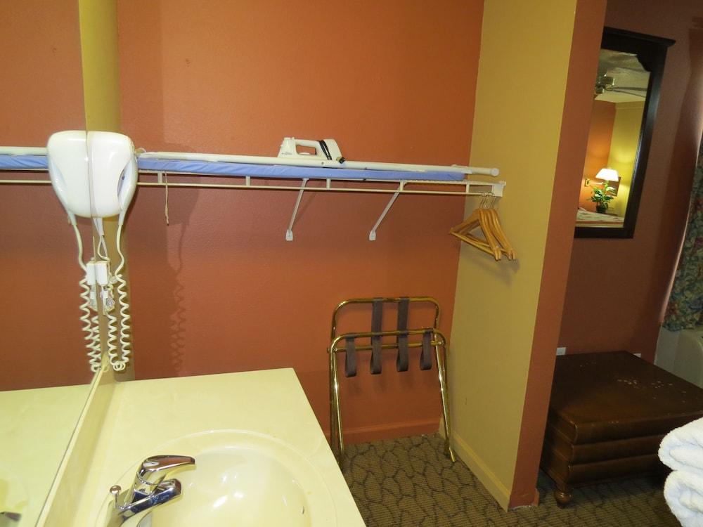 First Western Inn Caseyville photo 8