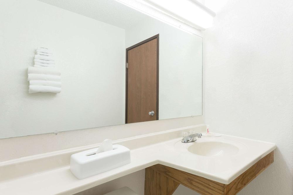 Super 8 by Wyndham Twinsburg/Cleveland Area photo 12