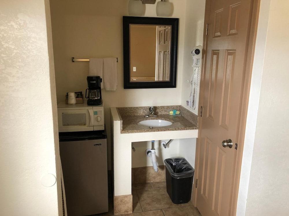Topper Motel photo 36
