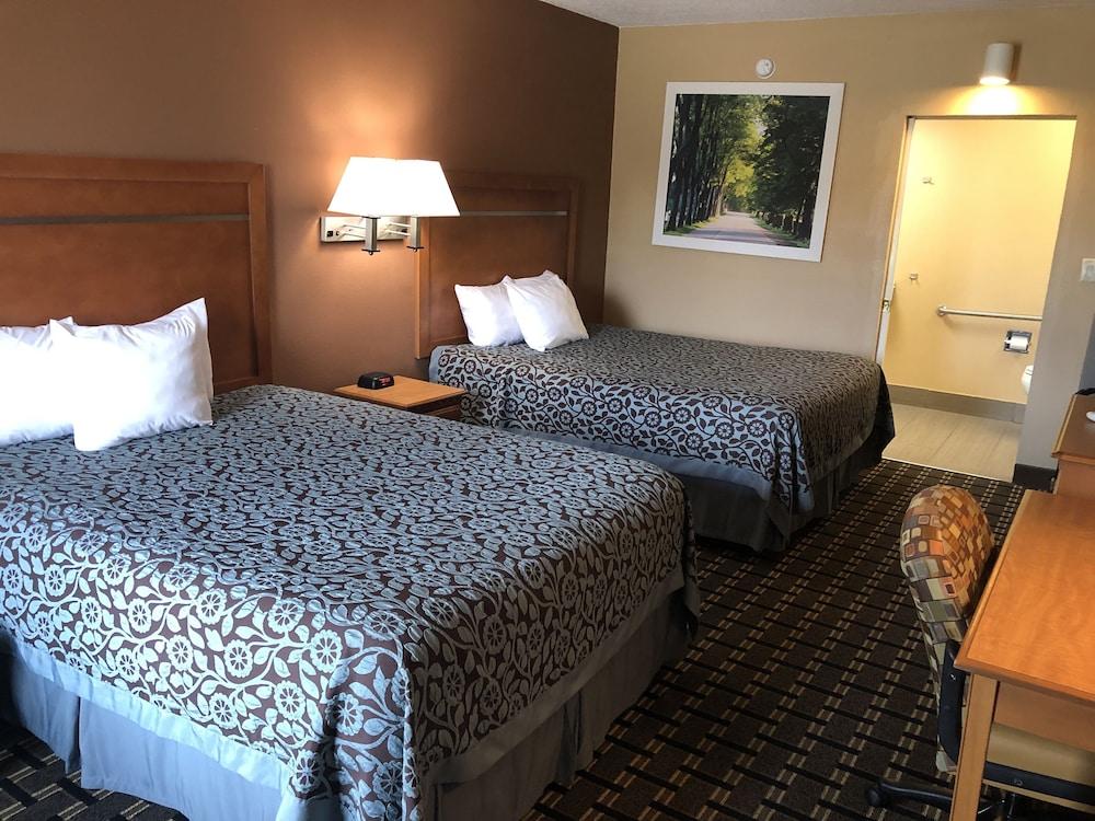 Days Inn by Wyndham Columbus photo 36