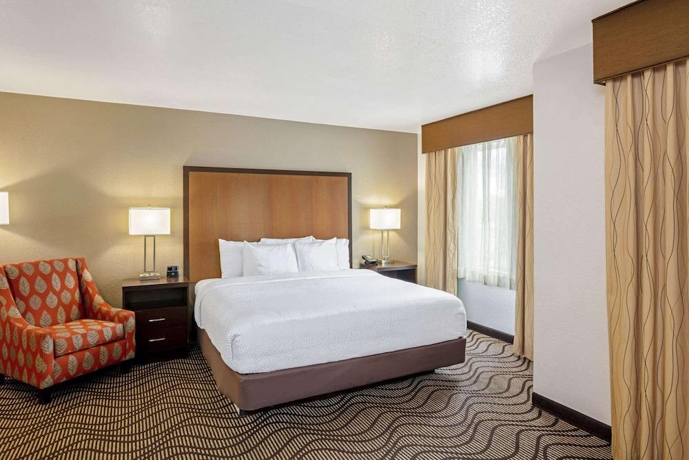 La Quinta Inn & Suites by Wyndham Las Vegas Red Rock photo 13