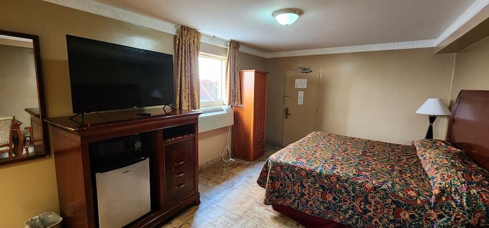 Townhouse Inn & Suites photo 4