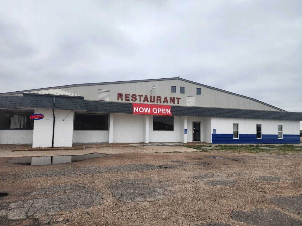 First Inn By OYO Quinter Hwy 70 photo 6
