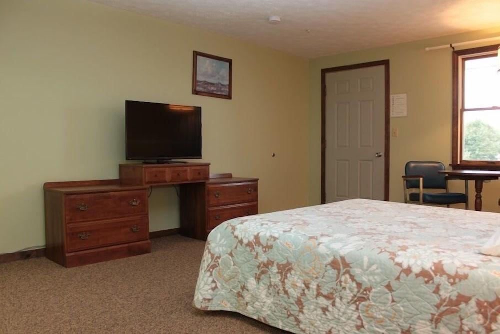 The Villager Motel photo 26