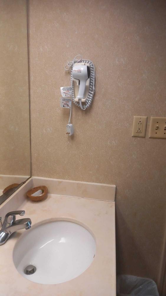Traveler Inn and Suites photo 7