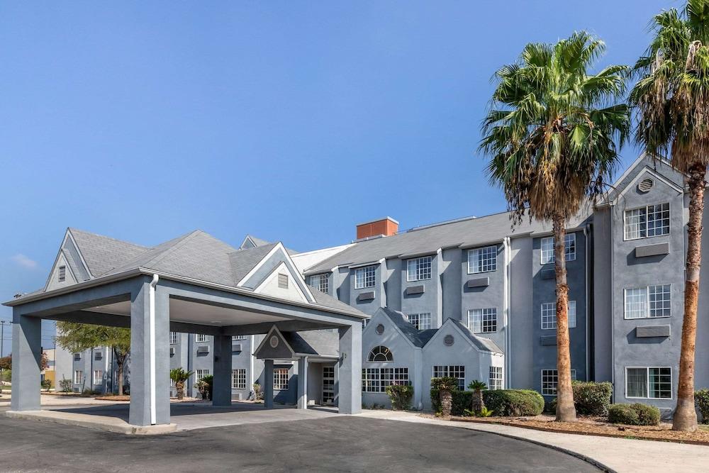 Days Inn by Wyndham San Antonio Downtown photo 1